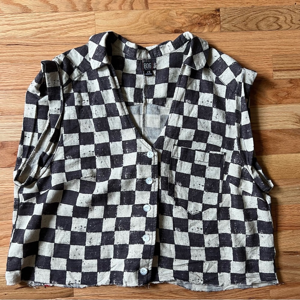 UO BDG CROPPED CHECKERED BUTTON DOWN TANK